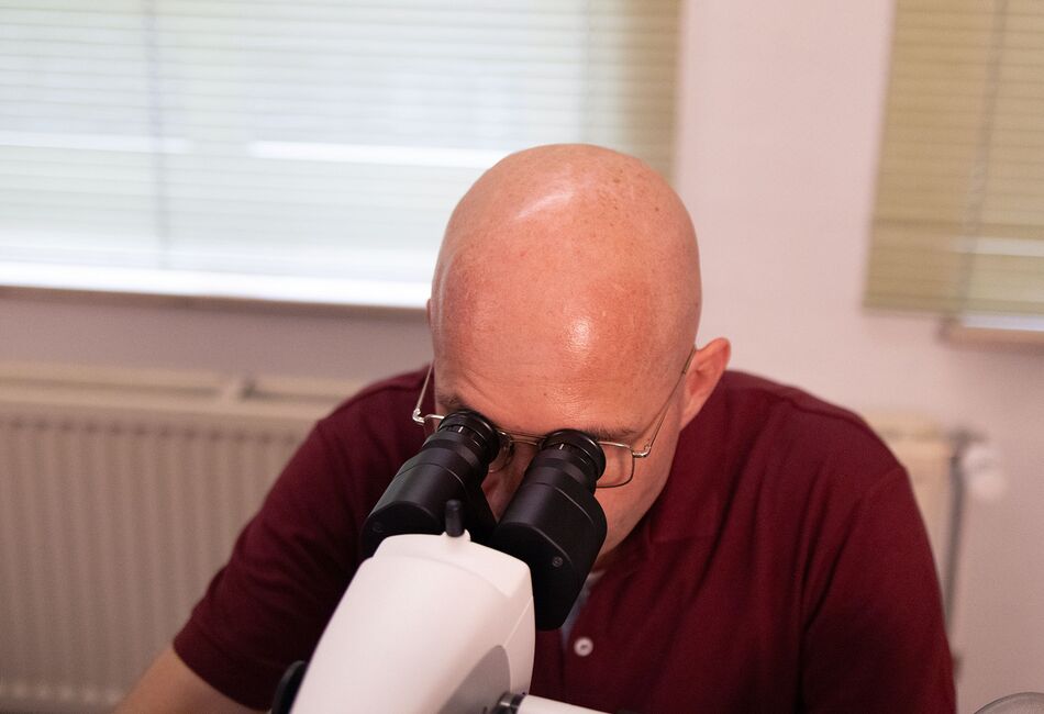 Frauenarzt von Hennig bei der Kolposkopie