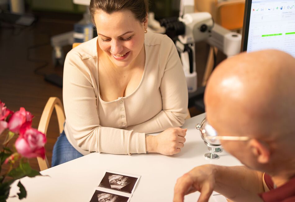 Frauenarzt von Hennig bei der Vorsorgeuntersuchung in der Schwangerschaft